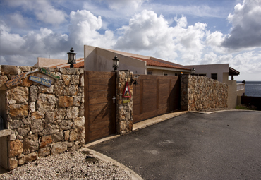 Muur en poort El Pueblo Bonaire